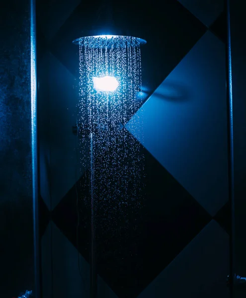 빛으로 샤우어 물통에서 이떨어진다 가까이 떨어진다 떨어져요 샤워실에 커다란 — 스톡 사진