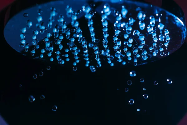 Gotas Água Caem Uma Lata Rega Chuveiro Luz Azul Água — Fotografia de Stock