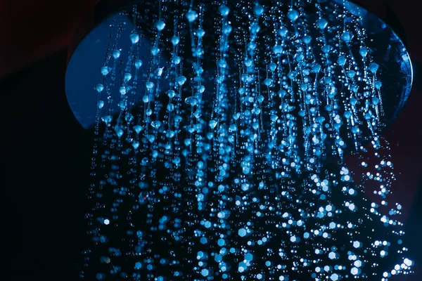 Gotas Água Caem Uma Lata Rega Chuveiro Luz Azul Água — Fotografia de Stock