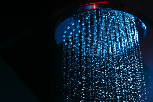 Druppels Water Vallen Uit Een Gieter Douche Blauw Licht Waterdruppels — Stockfoto