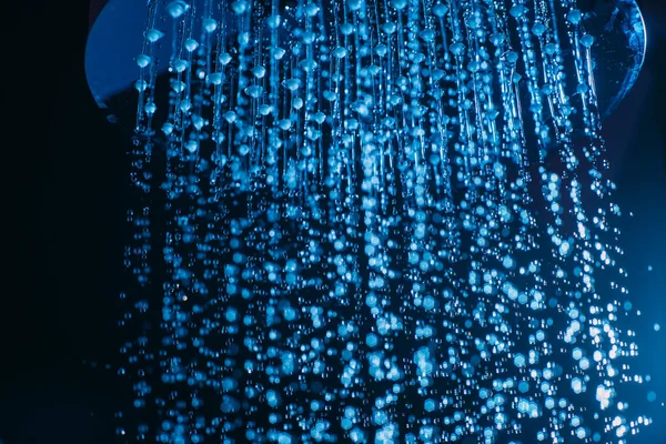 Gotas Água Caem Uma Lata Rega Chuveiro Luz Azul Água — Fotografia de Stock