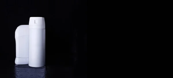 Сухий Аерозольний Дезодорант Білій Пляшці Чорному Тлі Відображенням Нижче Рекламне — стокове фото