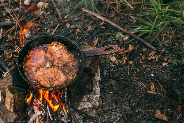 Húst Sütni Egy Serpenyőben Egy Nyitott Tűz Felett Póréhagymával Steak — Stock Fotó