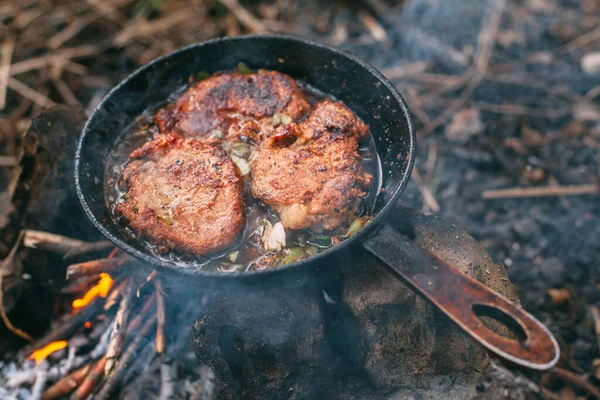 Τηγανίζουμε Κρέας Τηγάνι Ανοιχτή Φωτιά Πράσο Μπριζόλα Τηγάνι Φωτιά Μαγείρεμα — Φωτογραφία Αρχείου