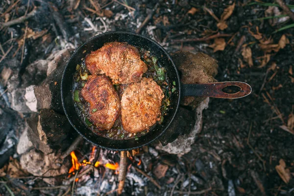 Pırasayla Açık Ateşte Tavada Kızartmak Tavada Ateşte Biftek Doğada Yemek — Stok fotoğraf