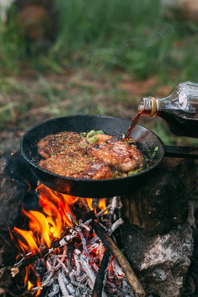 Faire Frire Viande Dans Une Poêle Sur Feu Ouvert Avec — Photo