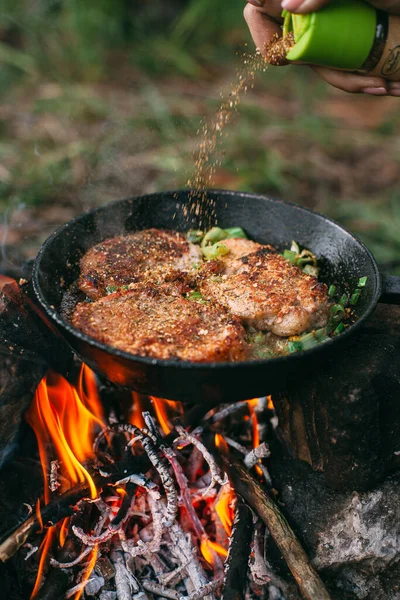 Freír Carne Una Sartén Sobre Fuego Abierto Con Puerro Filete — Foto de Stock