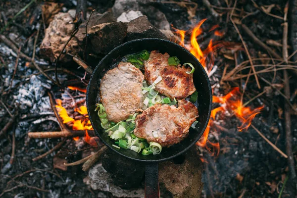 Freír Carne Una Sartén Sobre Fuego Abierto Con Puerro Filete —  Fotos de Stock