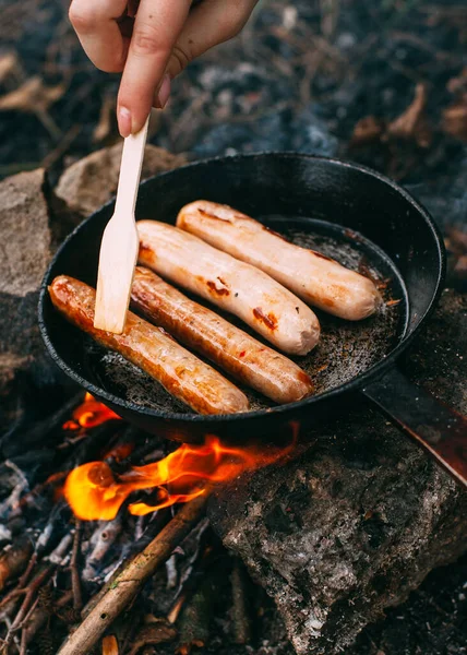 Ase Las Salchichas Una Sartén Sobre Fuego Abierto Preparación Alimentos —  Fotos de Stock