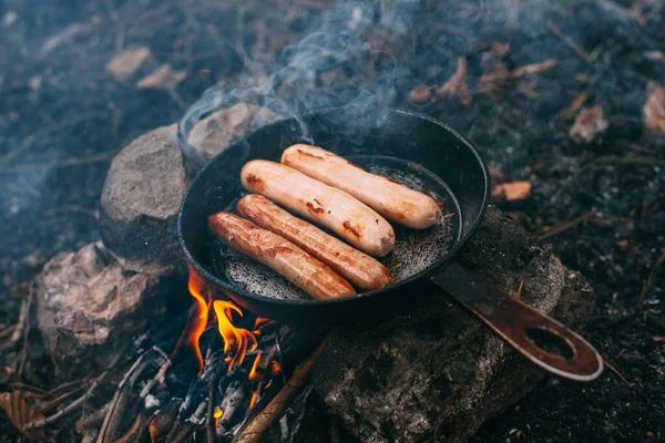 Ase Las Salchichas Una Sartén Sobre Fuego Abierto Preparación Alimentos —  Fotos de Stock