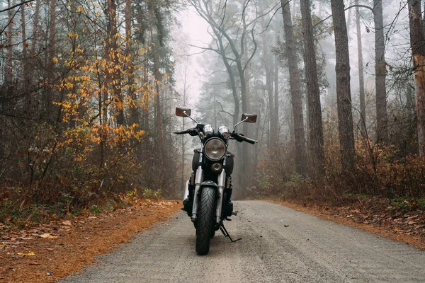 Homem Andando De Motocicleta Fora Da Estrada Na Trilha · Foto