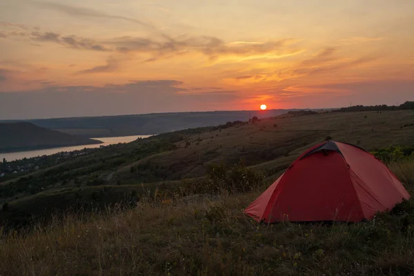 Orangefarbenes Zelt Bei Sonnenuntergang Den Bergen Zelten Der Natur — Stockfoto