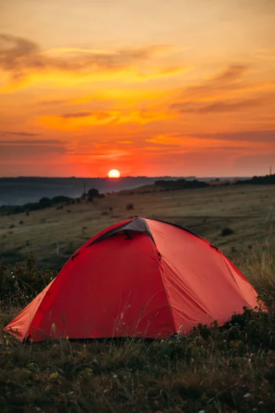 Orangefarbenes Zelt Bei Sonnenuntergang Den Bergen Zelten Der Natur — Stockfoto