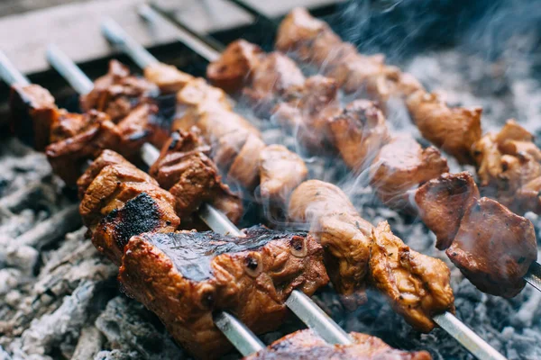 Spiesen Van Varkensribbetjes Kip Spiesjes Gegrilleerd Vlees Buiten Koken — Stockfoto