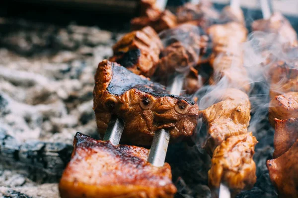 Espetos Costelas Porco Espeto Fumaça Cozinhar Carne Natureza — Fotografia de Stock