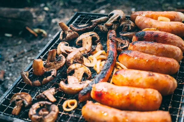 Worstjes Bakken Met Uien Champignons Grill Koken Houtskool Eten Van — Stockfoto