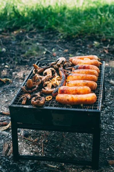 Ruoanlaitto Makkaroita Sipulia Sieniä Grilli Ruoanlaitto Hiilellä Ruokaa Luonnossa Lounas — kuvapankkivalokuva