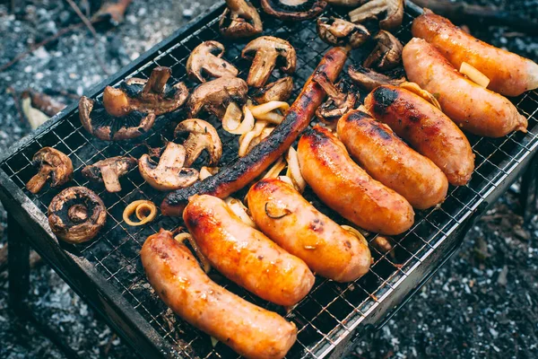 Cocinar Salchichas Con Cebolla Champiñones Parrilla Cocinar Con Carbón Comida — Foto de Stock