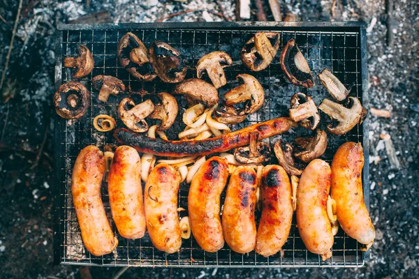 Kolbászt Főzök Hagymával Gombával Grillen Főzök Faszénen Étel Természetben Ebéd — Stock Fotó