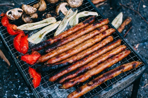 Veel Lange Worstjes Met Champignons Tomaten Gegrilde Paprika Groenten Koken — Stockfoto