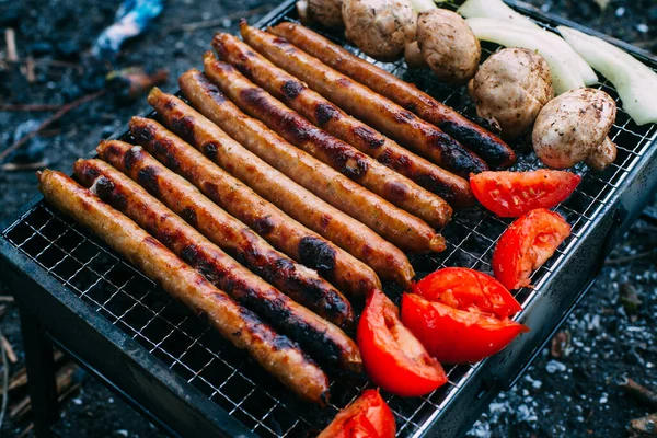 Veel Lange Worstjes Met Champignons Tomaten Gegrilde Paprika Groenten Koken — Stockfoto