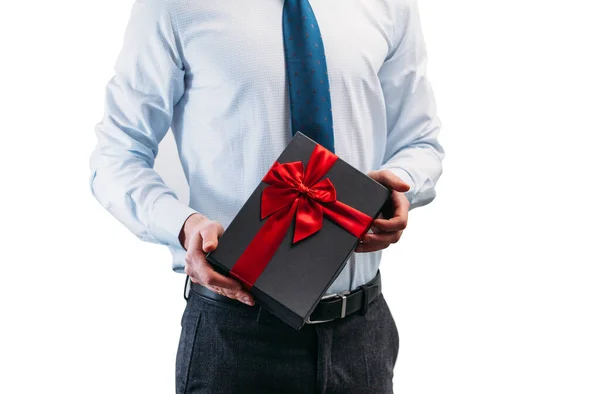 手握红丝带礼物的商人 穿着白底衬衫打领带的家伙 黑色礼品盒在手 — 图库照片