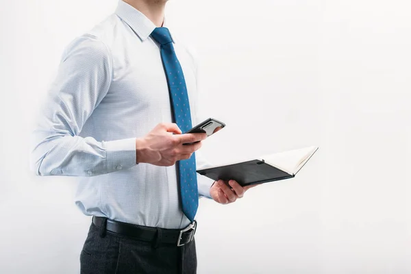 Cara Camisa Leve Com Gravata Olha Para Telefone Segurando Caderno — Fotografia de Stock