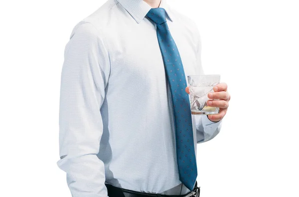 白いシャツの男と白い背景の青いネクタイ 男はカクテルを片手にガラスを持っている — ストック写真