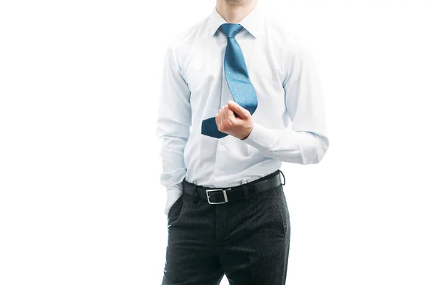 Facet Białej Koszuli Trzyma Się Niebieskiego Krawata Facet Zdejmuje Krawat — Zdjęcie stockowe