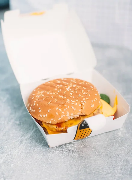 Веганский Чизбургер Бумажной Коробке — стоковое фото