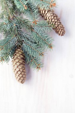 şişe şarap yakınındaki Beyaz ahşap zemin üzerinde Noel ağacı Yılbaşı oyuncakları