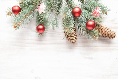 şişe şarap yakınındaki Beyaz ahşap zemin üzerinde Noel ağacı Yılbaşı oyuncakları