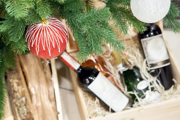 kırmızı ve beyaz top yatay ile Noel ağacı altında ahşap şarap kutusu