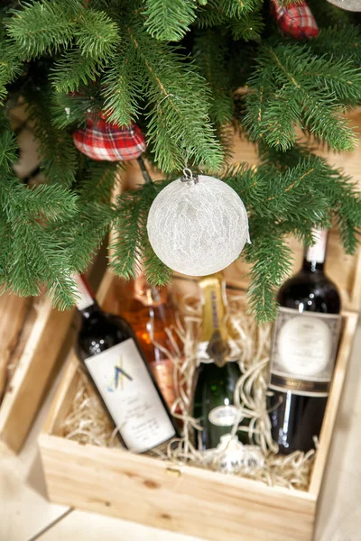 ahşap şarap kutusu dikey kırmızı ve beyaz top ile Noel ağacı altında