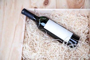 bir ahşap kutu içinde kırmızı şarap şişe