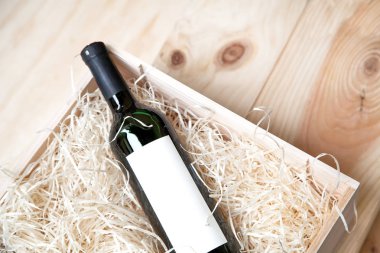 bir ahşap kutu içinde kırmızı şarap şişe