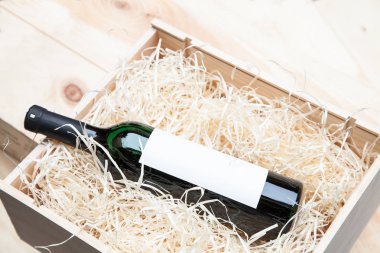 bir ahşap kutu içinde kırmızı şarap şişe