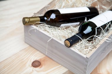 bir ahşap kutu içinde kırmızı şarap şişeleri