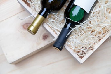 ahşap arka plan üzerinde mezarda şarap şişeleri