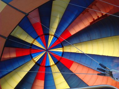 Renkli masaüstü arka planı - içinde çizgili sıcak hava balonu