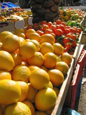 Portakal ve diğer taze meyve bir pazar ekranda Wadi Nisnas, Haifa, İsrail stand
