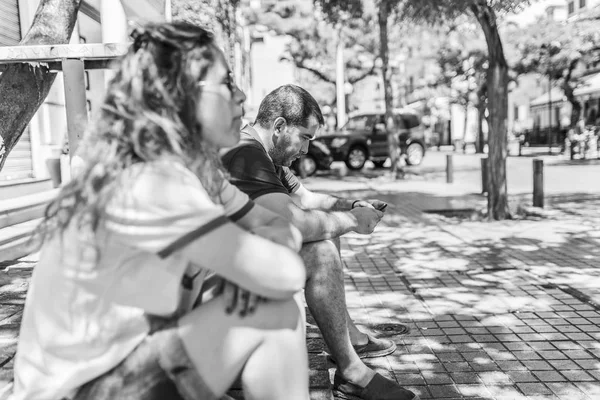 Menina Bonito Com Óculos Sol Roupas Casuais Esperando Enquanto Senta — Fotografia de Stock