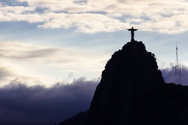 Corcovado İsa Kurtarıcı üst do Rio Janeiro muhteşem taş heykeli Sugar Loaf, ikisiyle de şehrin muhteşem manzarası ile şehrin en çok tanınan bir parçasıdır