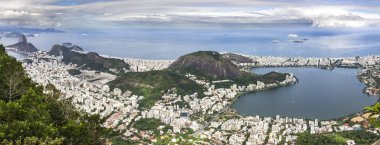 Görünümlerinden Mesih kurtarmak dağın üstünden Rio Janeiro şehir, varoşlarda ve favelas, yuvası, Adaları, plaj ve bulutlu bir günde, Brezilya üstten şehir manzarası muhteşem manzarasına do