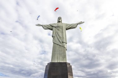 Yamaç paraşütü Corcovado İsa Kurtarıcı üst do Rio Janeiro muhteşem taş heykeli Sugar Loaf, ikisiyle de şehrin muhteşem manzarası ile şehrin en çok tanınan bir parçasıdır