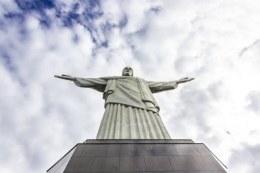 Corcovado İsa Kurtarıcı üst do Rio Janeiro muhteşem taş heykeli Sugar Loaf, ikisiyle de şehrin muhteşem manzarası ile şehrin en çok tanınan bir parçasıdır