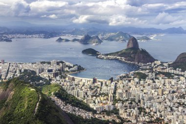 Christ kurtarmak Sugar Loaf Dağı manzaraları, do Rio Janeiro şehri, varoşlarda ve favelas, yuvası, Adaları, plaj ve bulutlu bir günde, Brezilya üstten şehir manzarası muhteşem manzarası