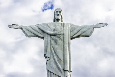 Corcovado İsa Kurtarıcı üst do Rio Janeiro muhteşem taş heykeli Sugar Loaf, ikisiyle de şehrin muhteşem manzarası ile şehrin en çok tanınan bir parçasıdır