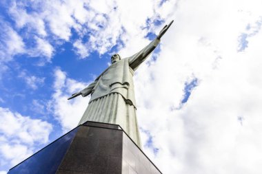 Corcovado İsa Kurtarıcı üst do Rio Janeiro muhteşem taş heykeli Sugar Loaf, ikisiyle de şehrin muhteşem manzarası ile şehrin en çok tanınan bir parçasıdır