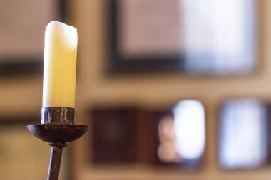 Mumların şamdandaki yakın görüntüsü